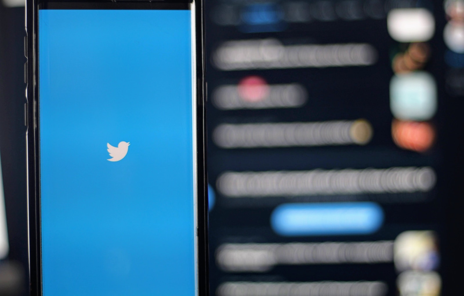 white iphone 5 c displaying twitter logo